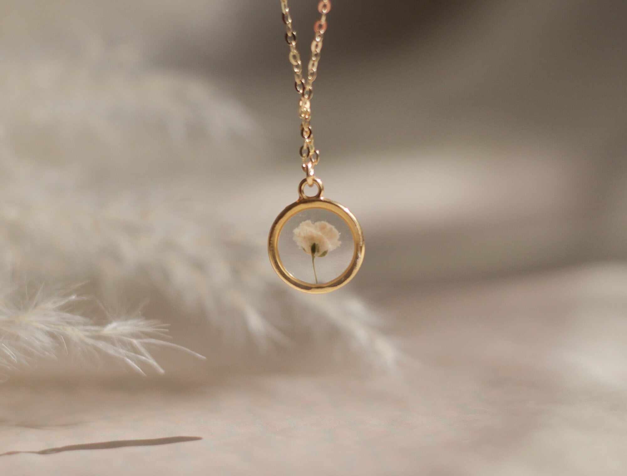 Flower necklace with baby's breath flower (Gypsophila)