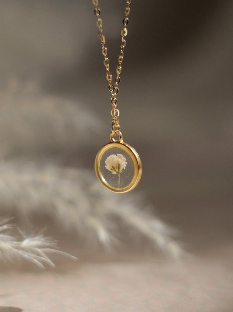 Flower necklace with baby's breath flower (Gypsophila)