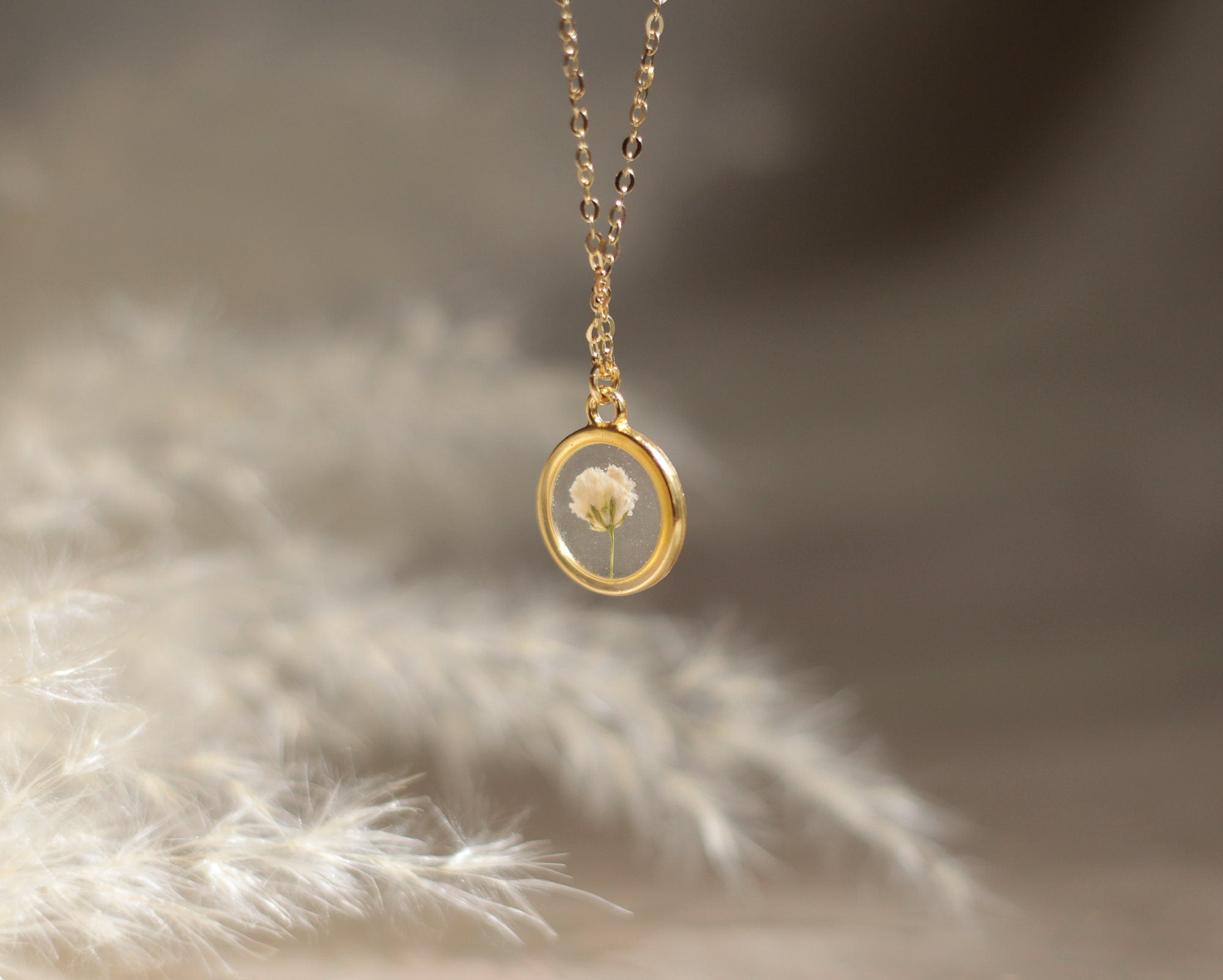 Flower necklace with baby's breath flower (Gypsophila)