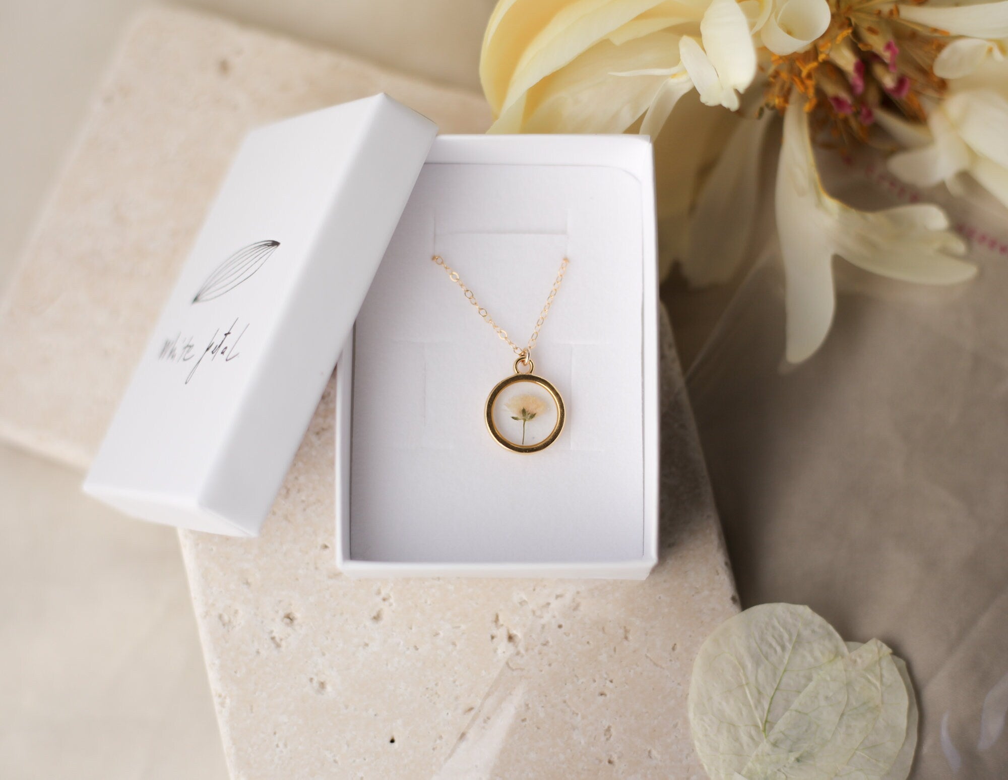 Flower necklace with baby's breath flower (Gypsophila)